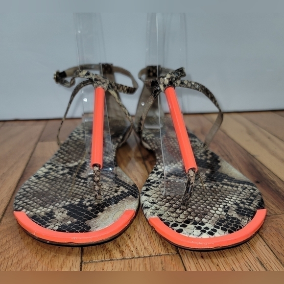 Dolce Vita Flat Sandals - Picture 7 of 9